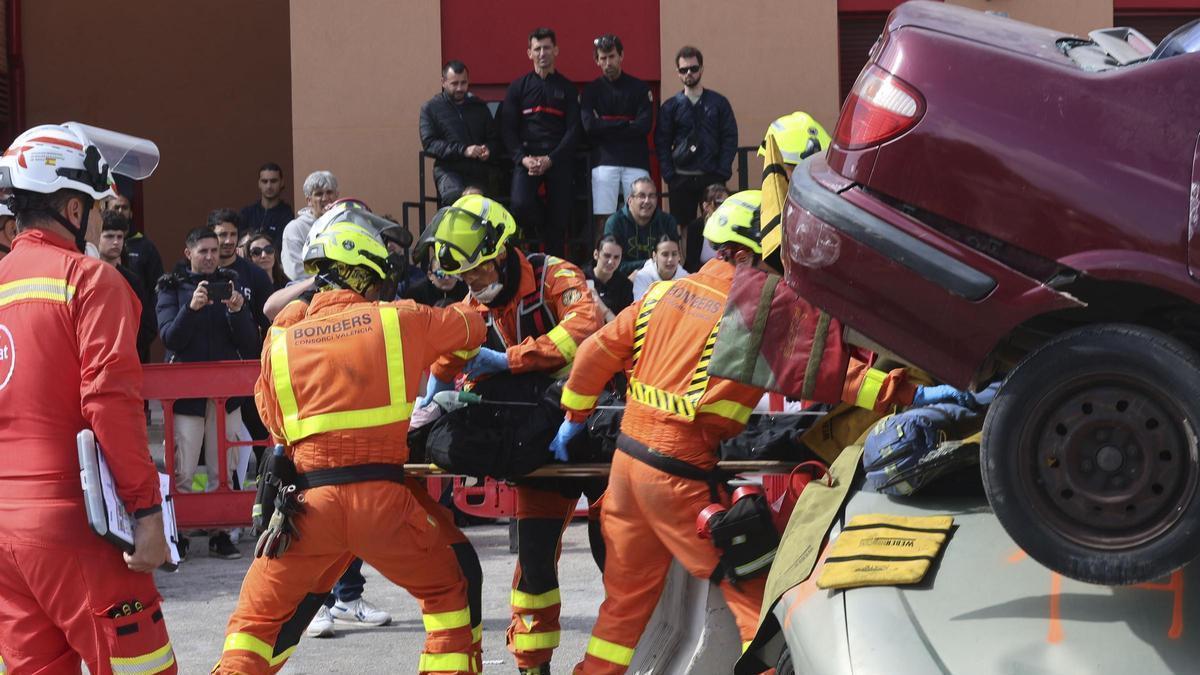 Así se preparan los bomberos para salvarte la vida en la carretera