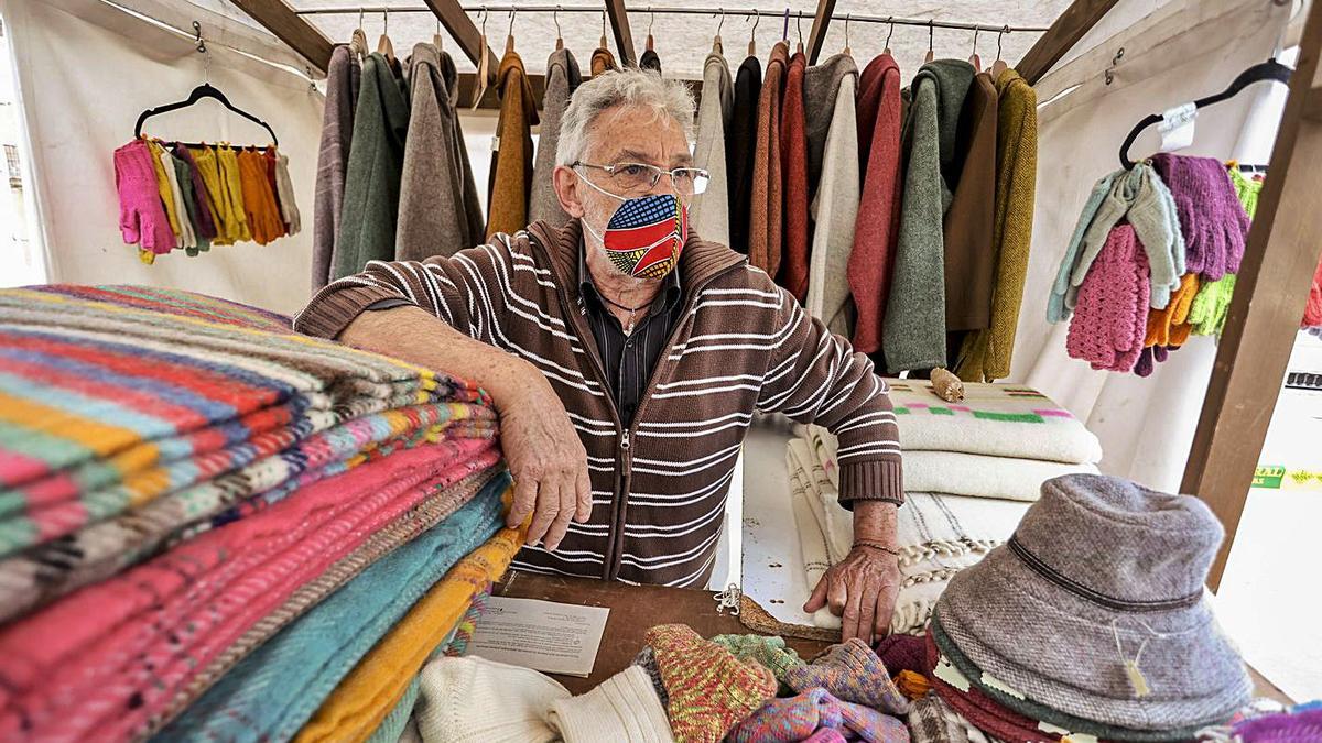 Laurentino de Cabo, ayer, en su puesto de productos de lana en la plaza de la Catedral. | Irma Collín