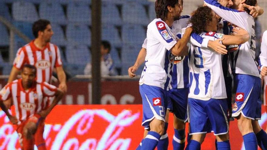 Colotto es felicitado por Lassad, Guardado y Mista en el último triunfo del Dépor ante el Atlético, en 2009.