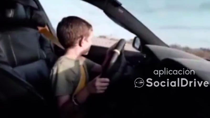 Graba a su hijo de 8 años conduciendo y desata la polémica: &quot;Ya miro yo que no viene nadie&quot;