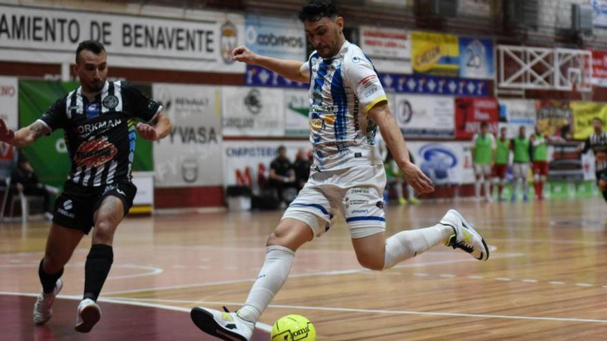 Sergio Simón golpea el balón en un encuentro. | CEDIDA