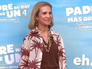 La infanta Elena sorprende con su presencia en el estreno de una de las comedias del verano