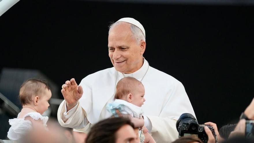 "El Papa de los bebés": por qué León XIV ha bendec