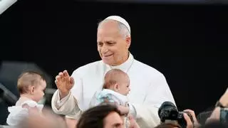 "El Papa de los bebés": por qué León XIV ha bendecido a más de 100 bebés en las primeras 24 horas de viaje por Catalunya