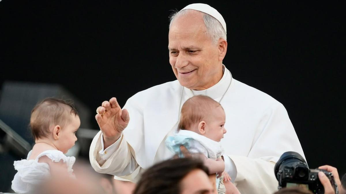 El Papa de los bebés : por qué León XIV ha bendecido a más de 100 bebés en las primeras 24 horas de viaje por Catalunya