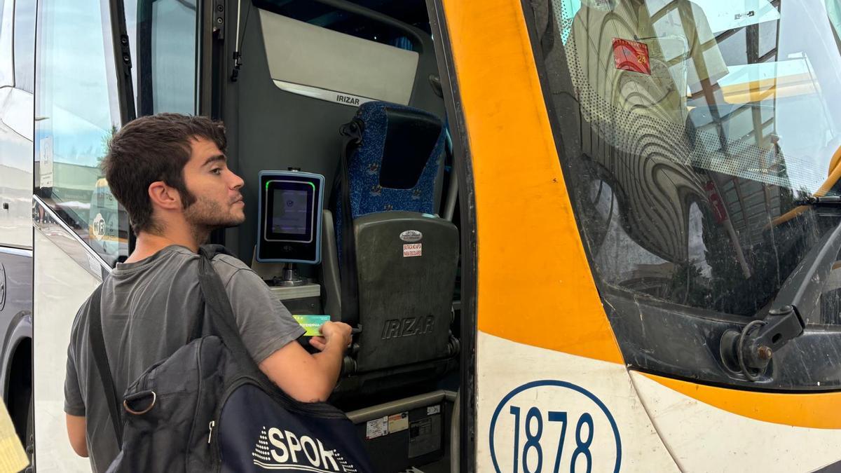 Un dels primers usuaris del bus d'Igualada a Vilanova