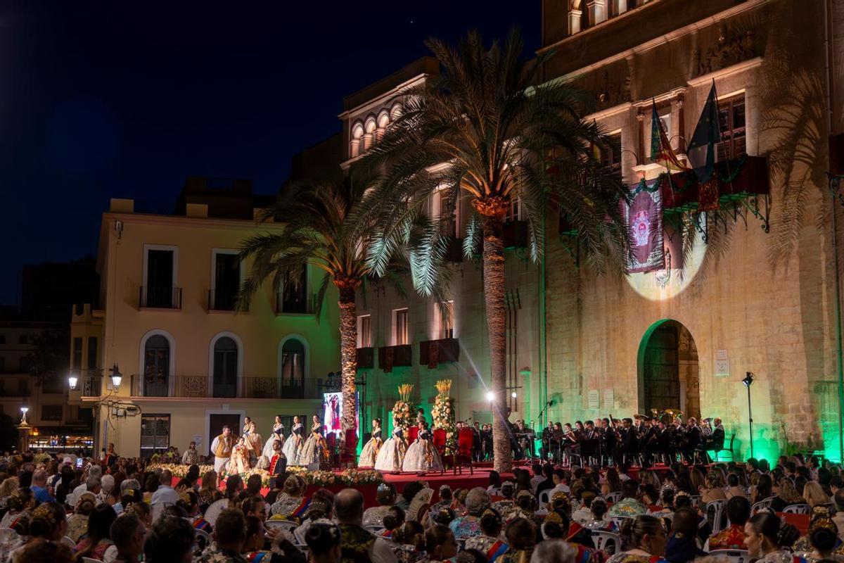 Panorámica de la ceremonia de proclamación de la reinas que reunió a más de mil personas en la Plaça de Baix.