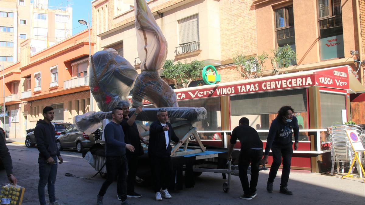 Club 53 aprovechó la mañana y trasladó las figuras hasta su emplazamiento en el Camí d’Onda.