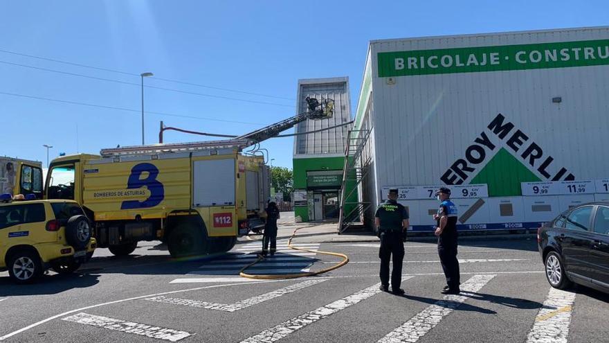 Desalojan un centro comercial en Llanera por un incendio