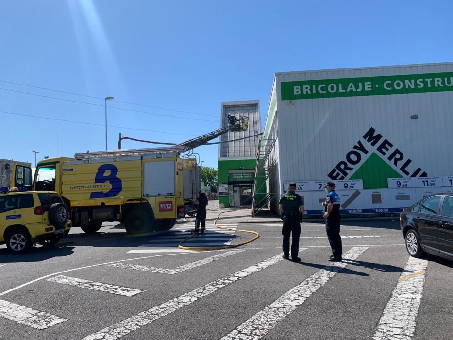 Desalojan un centro comercial por un incendio