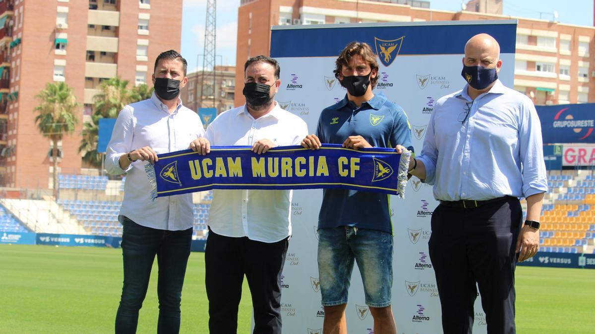 Manu Farrando junto a Pedro Reverte, Ginés Heredia y Pablo Rosique, en su presentación