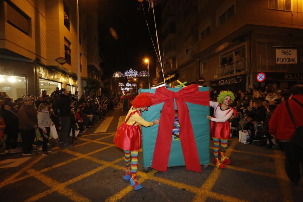 La cabalgata de los Reyes Magos en Elche ha recorrido el centro de la ciudad con 13 carrozas y más de 600 personas