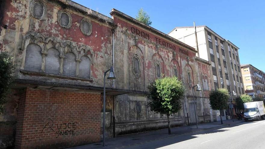 La fachada principal del cine Maxi, en Pola de Laviana.
