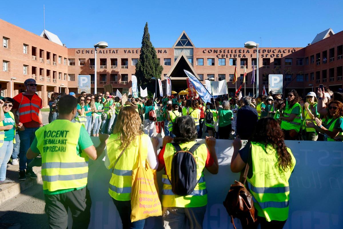 Concentración a las puertas de Conselleria mientras continúa la negociación