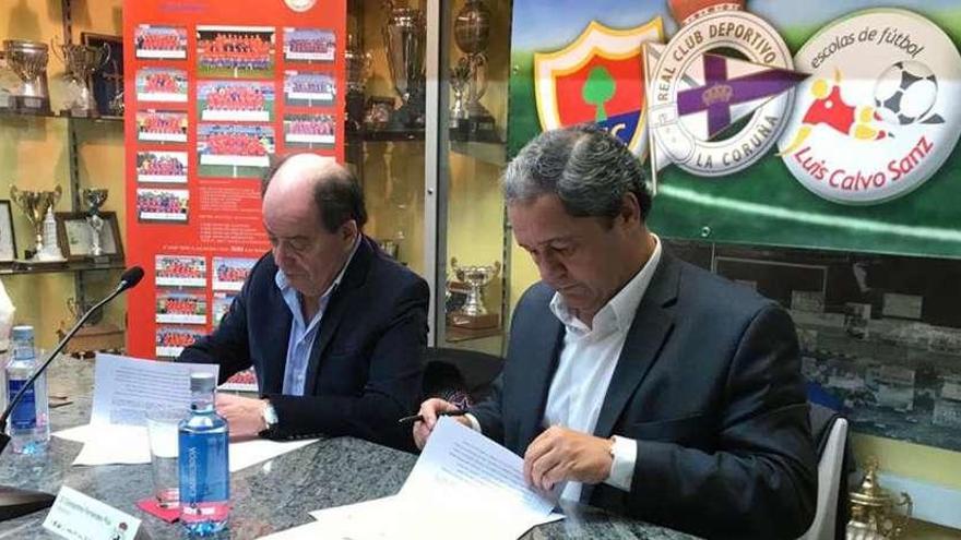 Firma del convenio entre el Dépor y las Escuelas Luis Calvo-Bergantiños