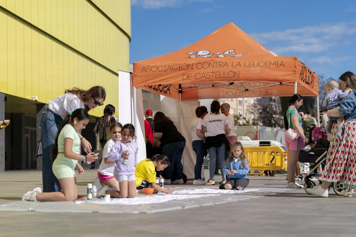 Asolecas (Asociación Contra la Leucemia de la provincia de Castellón) tuvo una carpa en la Fan Zone del Villarreal-Sevilla.