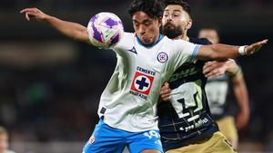 Amaury Morales de Cruz Azul (derecha) disputa el balón con Rubén Duarte durante un partido frente a Pumas del torneo Apertura 2024 de la Liga de México