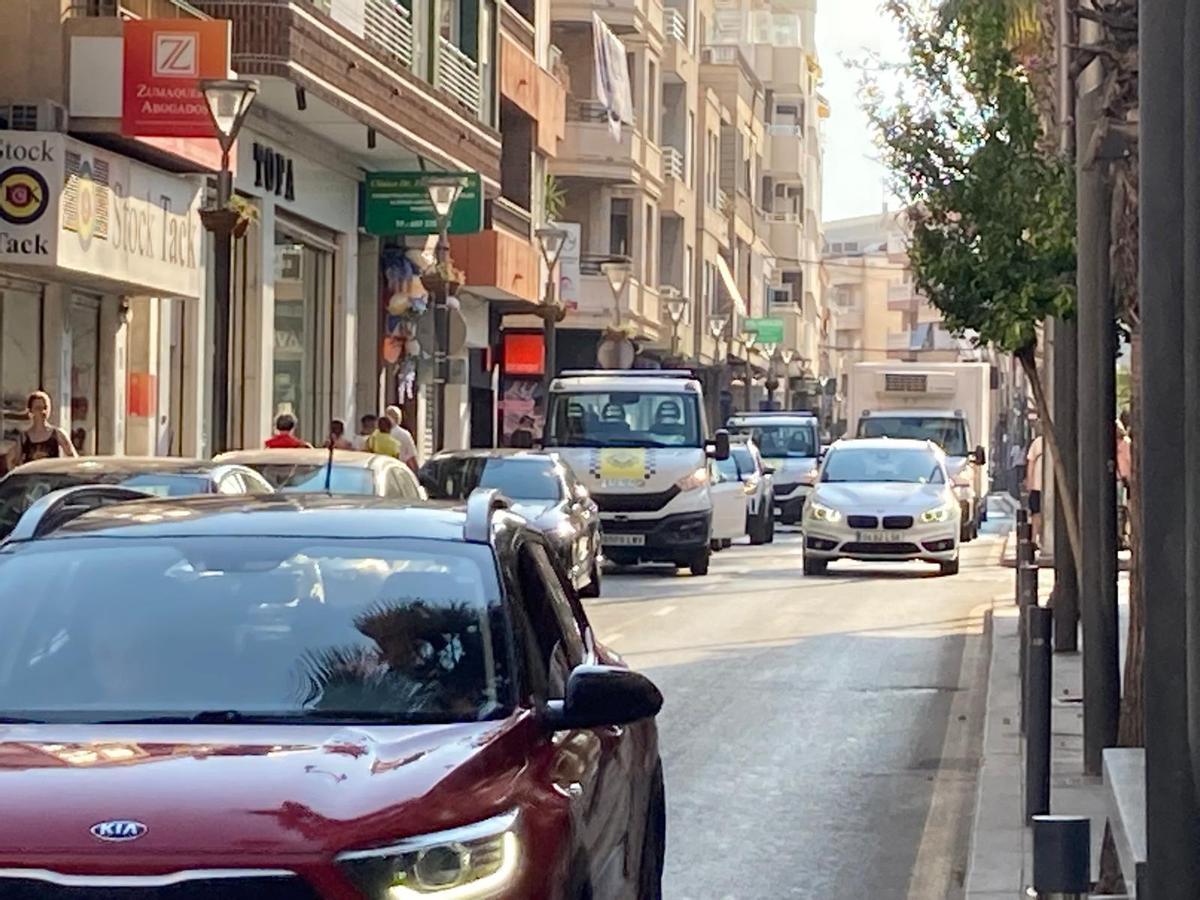 Retirada de vehículos mal estacionados en la calle Ramón Gallud en julio de 2025