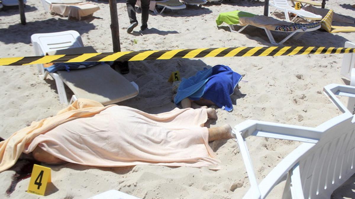 ATENTADO EN TÚNEZ. Víctimas de la acción terrorista de Susa, en la playa de uno de los hoteles atacados.