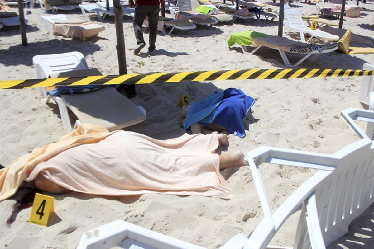 ATEMPTAT A TUNÍSIA. Víctimes de l’acció terrorista de Sousse, a la platja d’un dels hotels atacats.