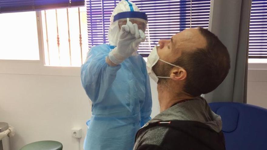 Toma de muestras a un paciente en un centro de salud