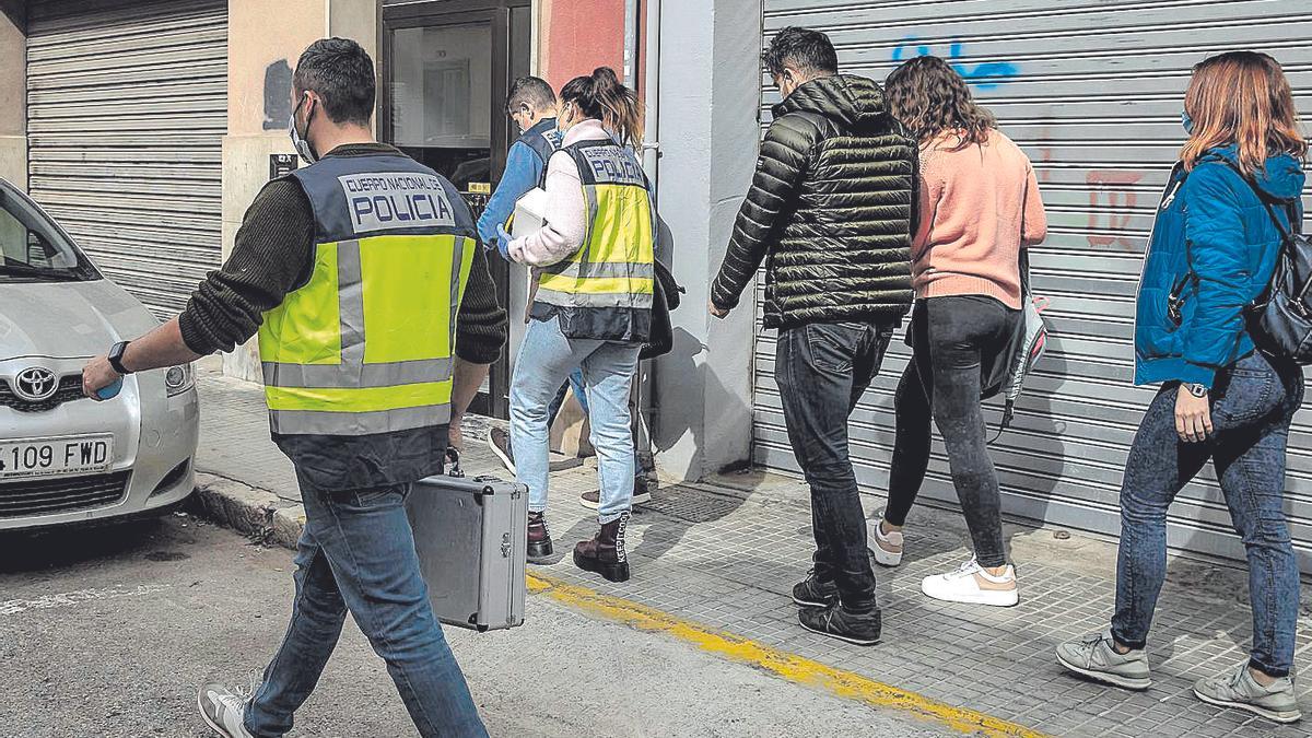 Agentes de la Policía Nacional, el miércoles, durante la investigación.