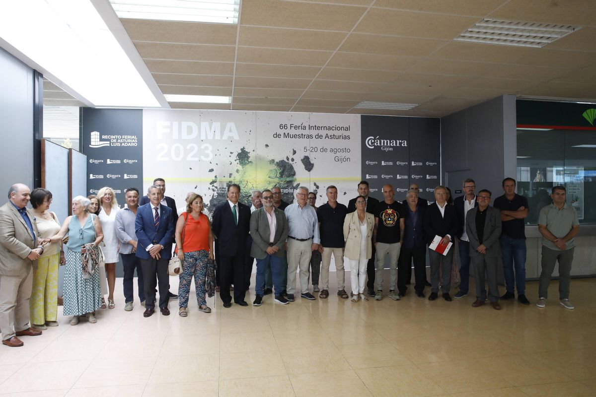 &quot;Foto de familia&quot; de la visita institucional de Langreo a los stands de la Feria de Muestras.