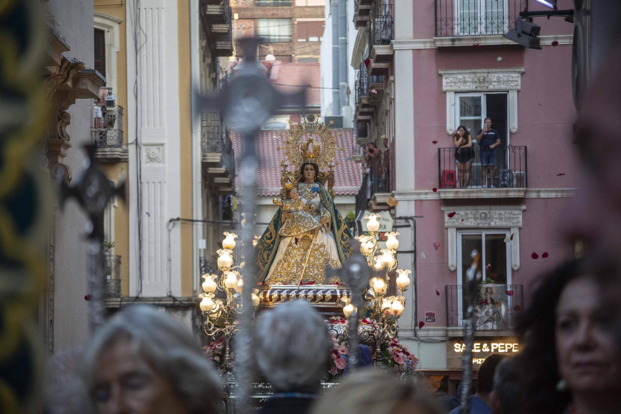 La Patrona de Alicante, la Virgen del Remedio, vuelve a recorrer las calles tras el parón de la pandemia