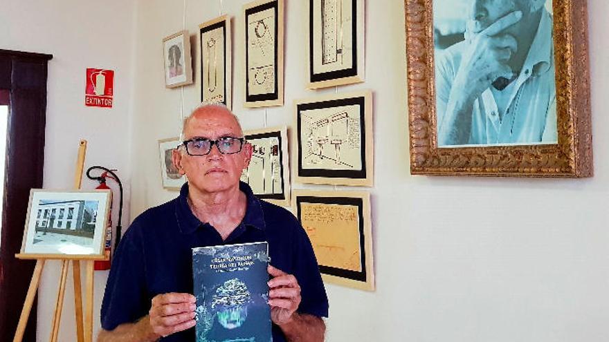 Fernando Castro Borrego, con el libro &#039;Cesar Manrique: Teoría del paisaje&quot;, del que es firmante y que publica el Cabildo de Lanzarote.