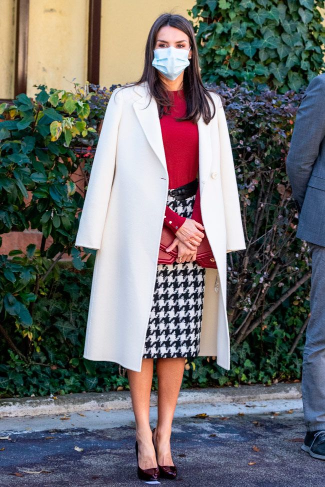 El look 'working' de la reina Letizia con falda de pata de gallo, jersey rojo y abrigo blanco