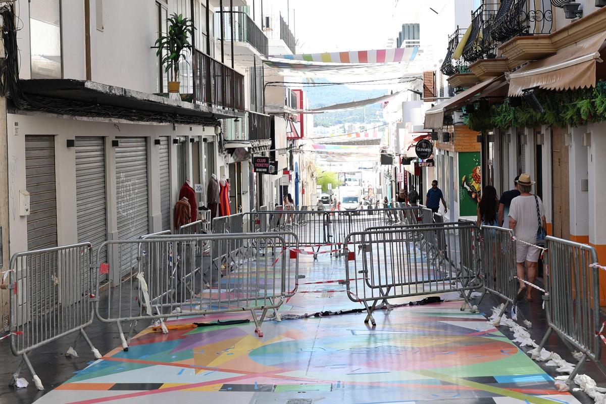 Todas las imágenes de la calle Santa Inés, en Sant Antoni, donde se ha restaurado la obra de Okuda.