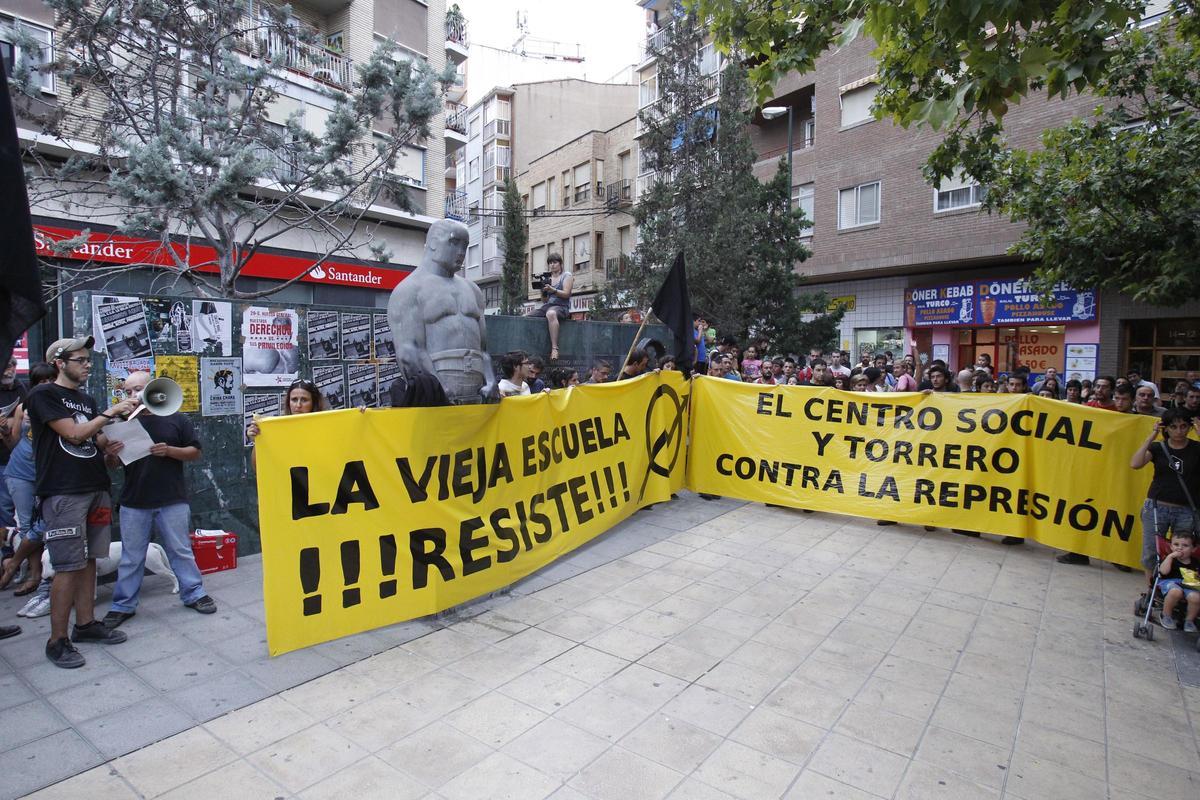 Manifestación contra la actuación policial en el desalojo de la cárcel de Torrero en 2011.