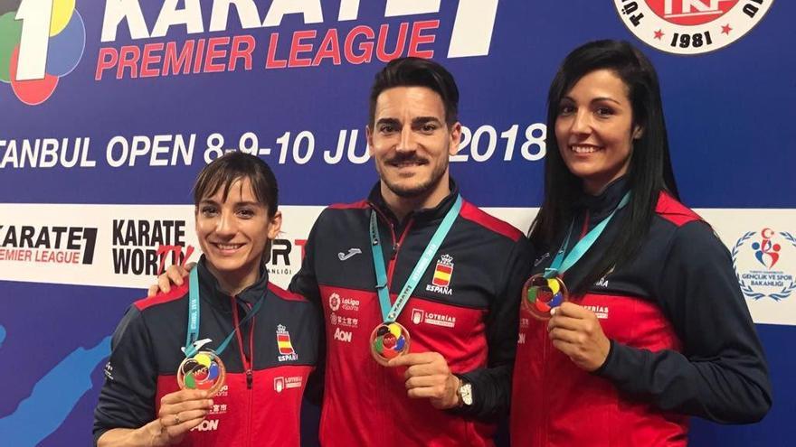 Damián Quintero, junto a las también medallistas Sandra Sánchez y Cristina Vizcaino.