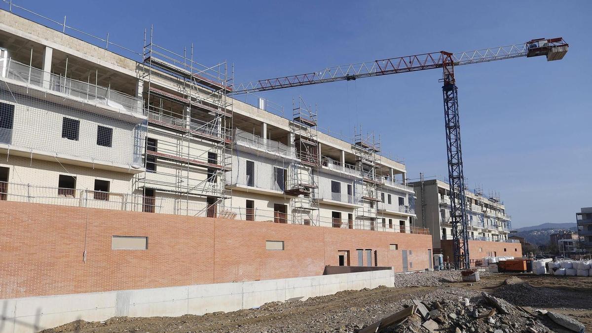 Un edifici en construcció a la zona de Domeny a Girona.