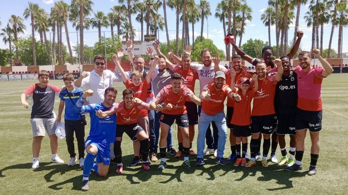 Jugadores y aficionados del Montijo, a los que se sumó el lanzador de martillo, Javier Cienfuegos, celebrando la salvación en el césped.