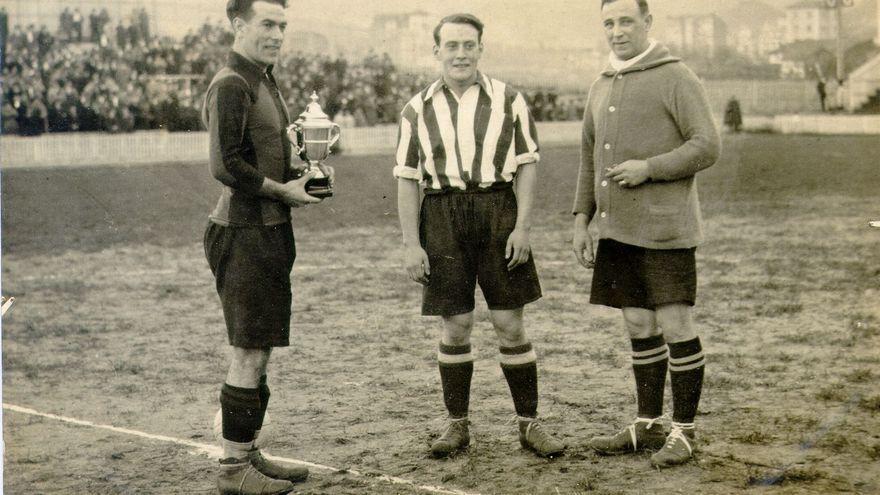 Capitanes del Arenas y el Athletic, en el partido homenaje a Pichichi.