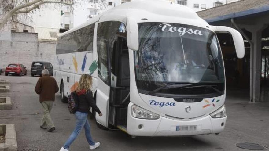 Un autobús que cubre la línea regular de la Canal, en la estación de Xàtiva.