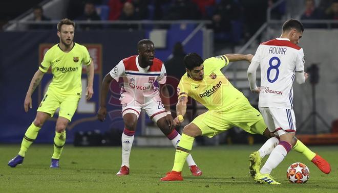 Jugada de Luis Suarez en el partido de ida de octavos de final de la Champions League