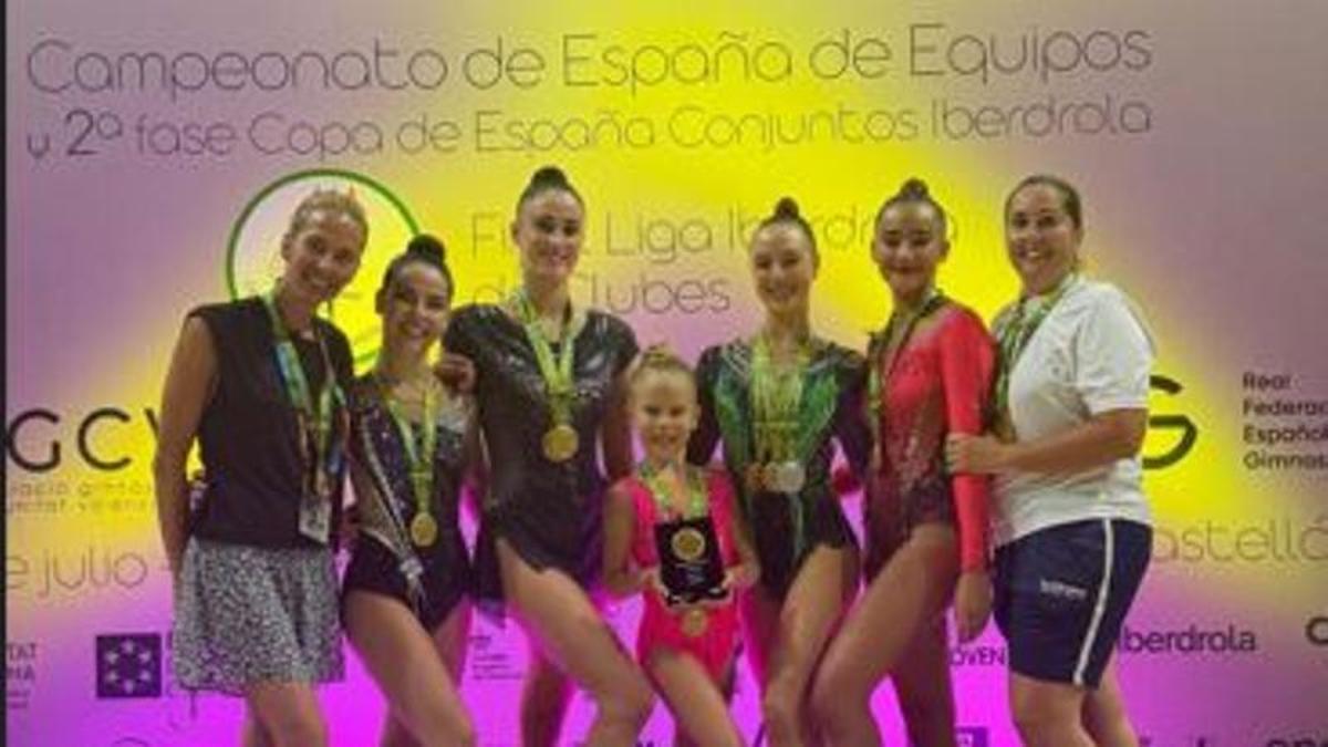 Las gimnastas posan en Castellón.