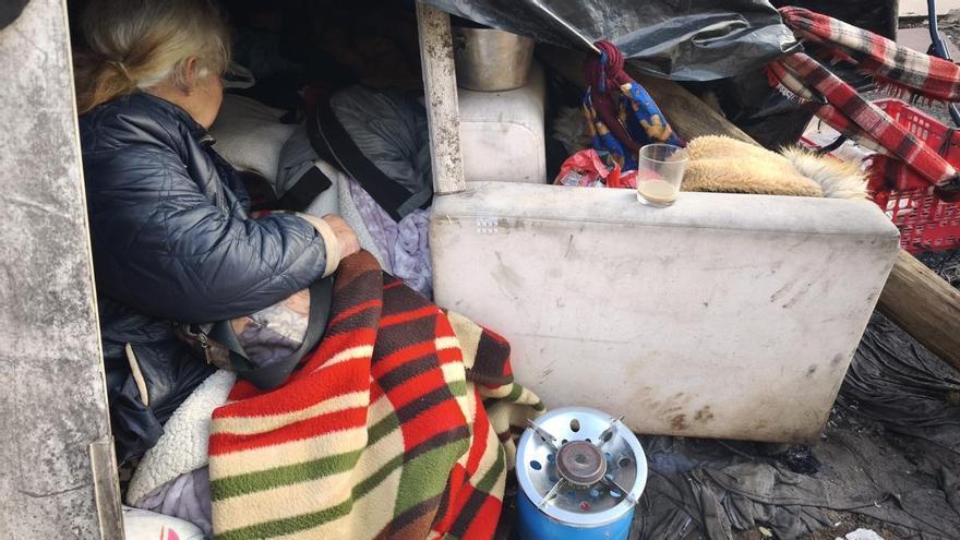 La historia de la viuda de 64 años que lleva cuatro semanas viviendo bajo una lona de plástico en Oviedo tras quemarse su casa: “Sólo pido un sitio hasta que yo pueda buscar algo”