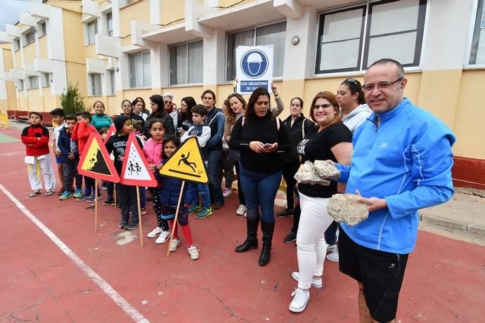 05/04/2019 TELDE.  Concentración de padres y madres por el mal estado del CEIP Principe de Asturias. Fotógrafa: YAIZA SOCORRO.  | 02/04/2019 | Fotógrafo: Yaiza Socorro