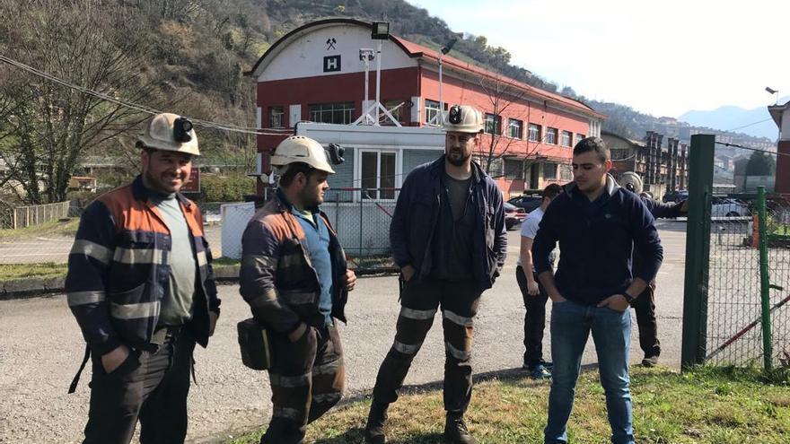 Un grupo de trabajadores en el pozo Santiago.