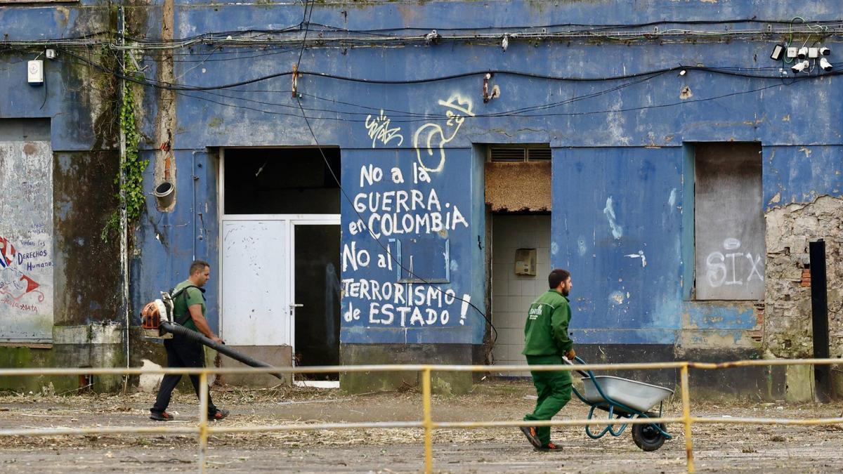 Pymar arranca los trabajos de limpieza en sus terrenos de Naval Gijón (en imágenes)