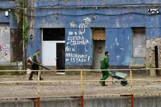 Pymar arranca los trabajos de limpieza en sus terrenos de Naval Gijón (en imágenes)