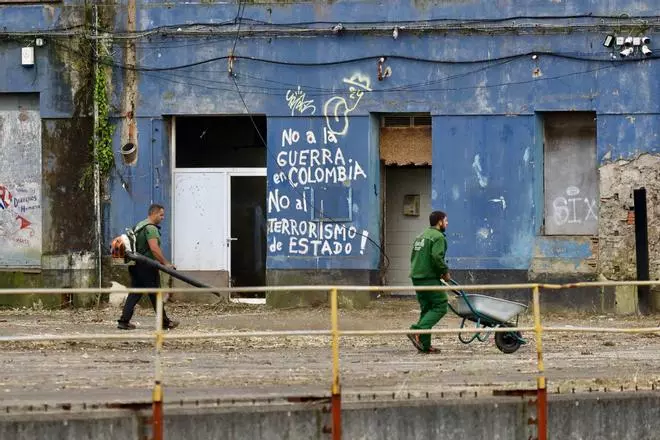Pymar arranca los trabajos de limpieza en sus terrenos de Naval Gijón (en imágenes)
