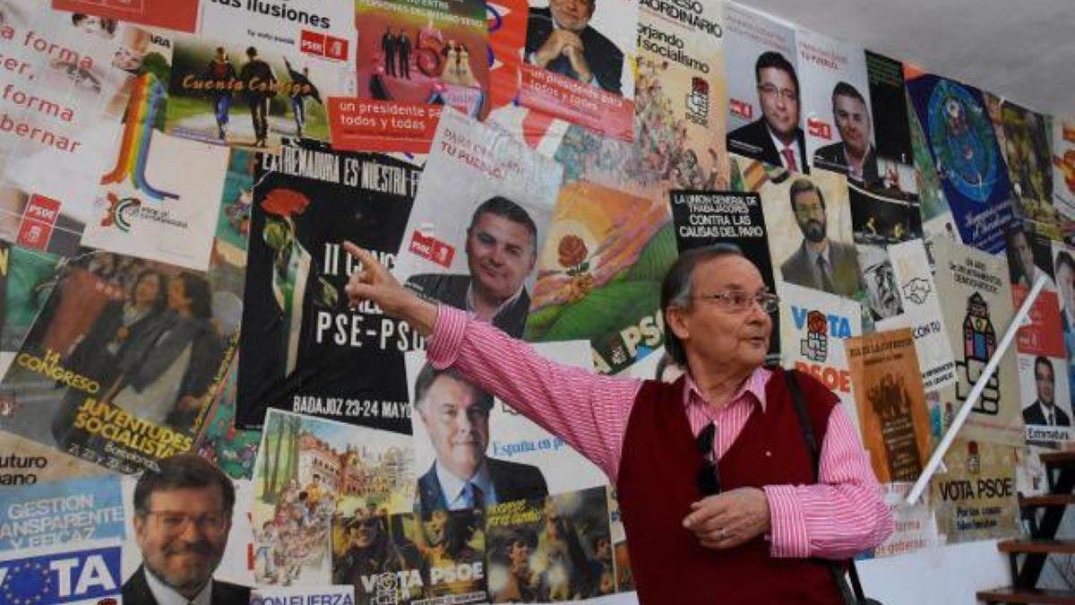 Vicente Herrera, señalando carteles electorales.