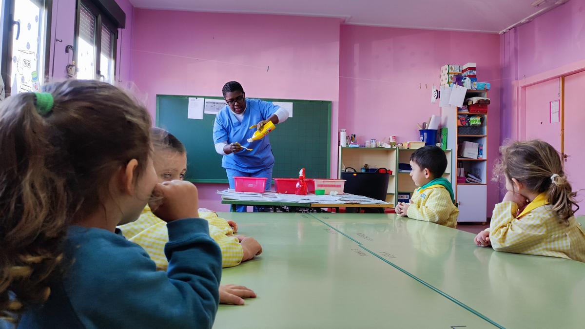 Asistentes al taller infantil de alfombrismo.