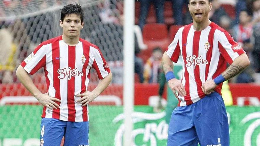 Por la izquierda, Meré y Amorebieta, se lamentan tras uno de los goles del Atlético.