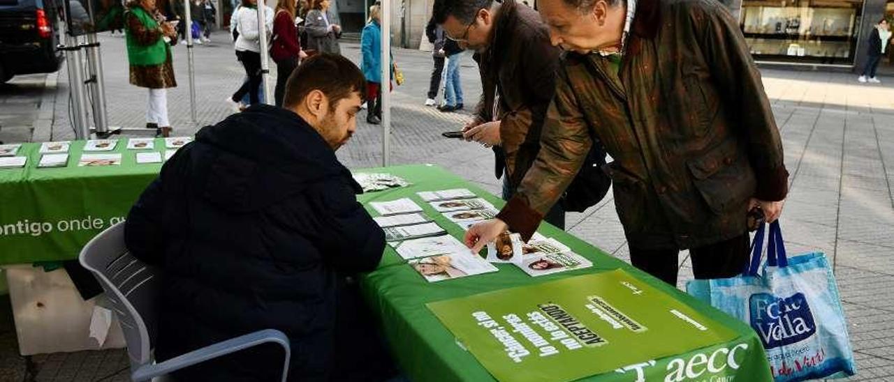 Campaña de información en la Plaza de la Peregrina. // Gustavo Santos