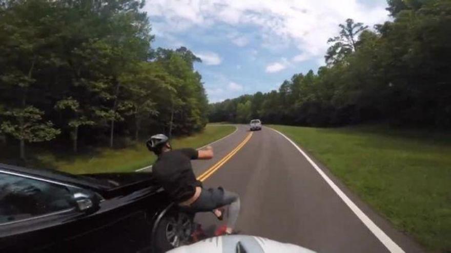 Un vídeo muestra cómo un coche atropella a un ciclista y se da a la fuga